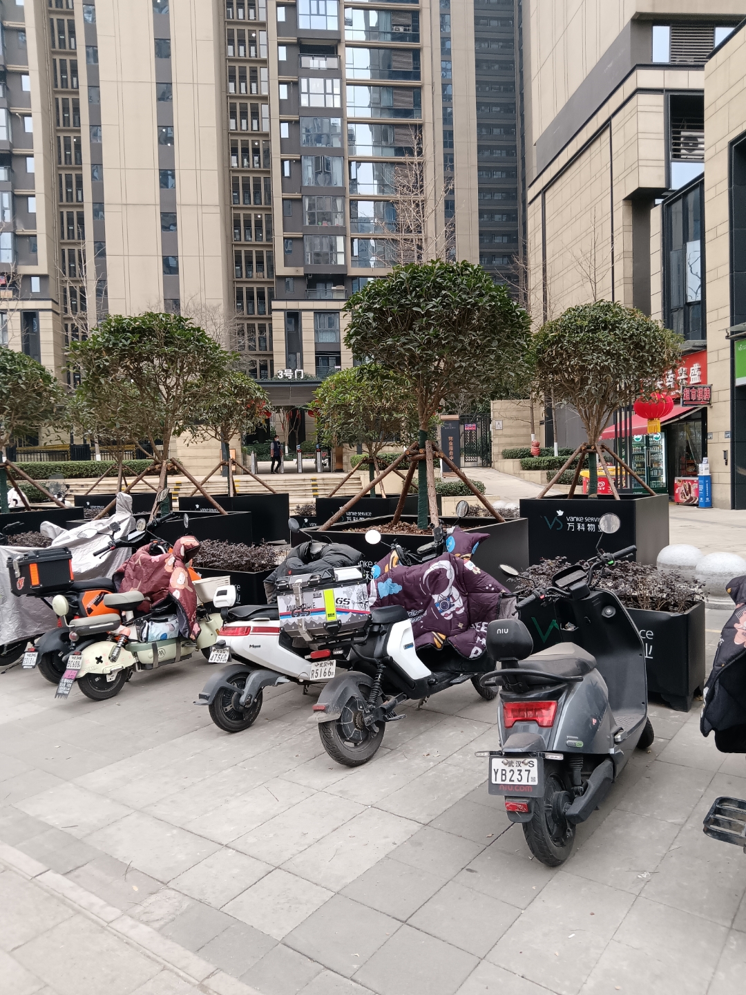 实容兴盛,武汉s,街头一排排整齐停放的电动车,展现着这座城市的活力与