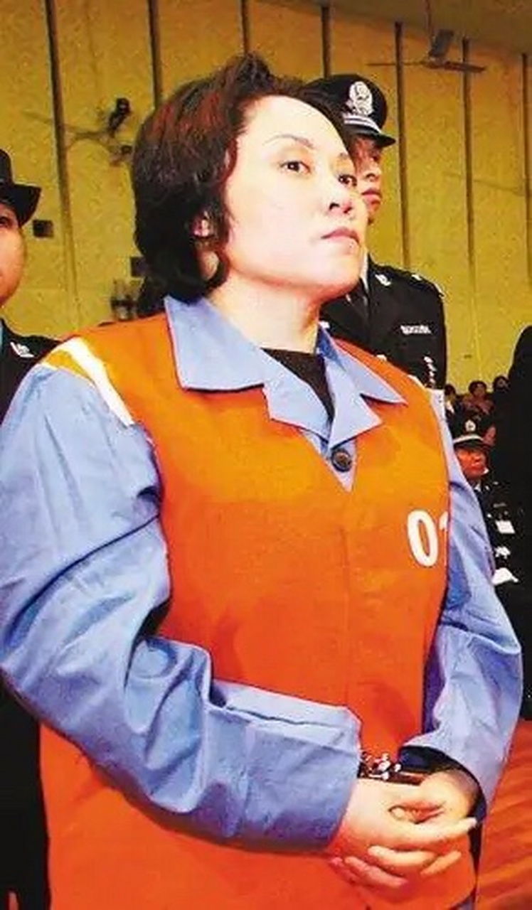 重庆黑帮女老大,曾一度养了16个美男子,最小的比她小20多岁  影视剧的