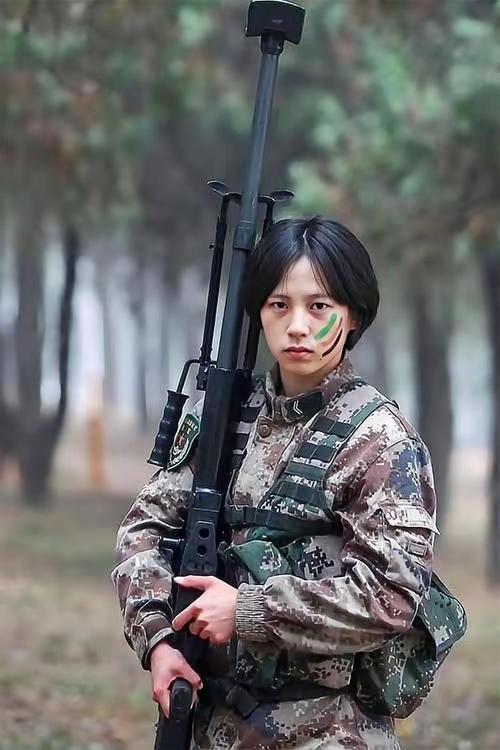 这位姑娘叫沈梦可,生于00后的她19岁就成为一名狙击手.