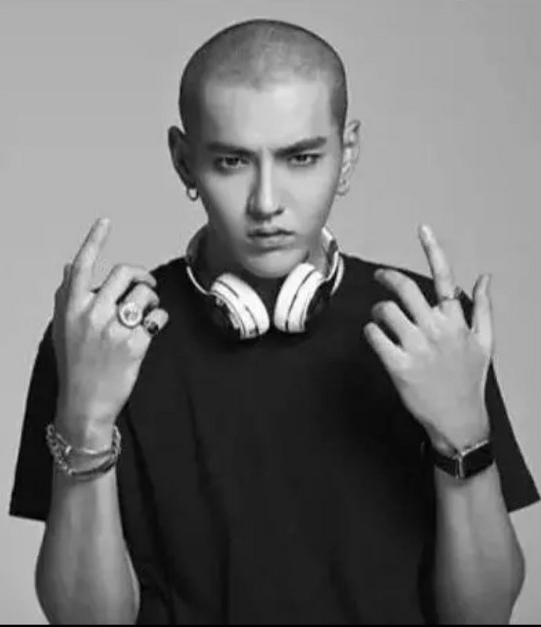 对,这是个人. 这剃光头是劳改犯吧?对,是劳改犯. 这戴耳环是个女的吧?