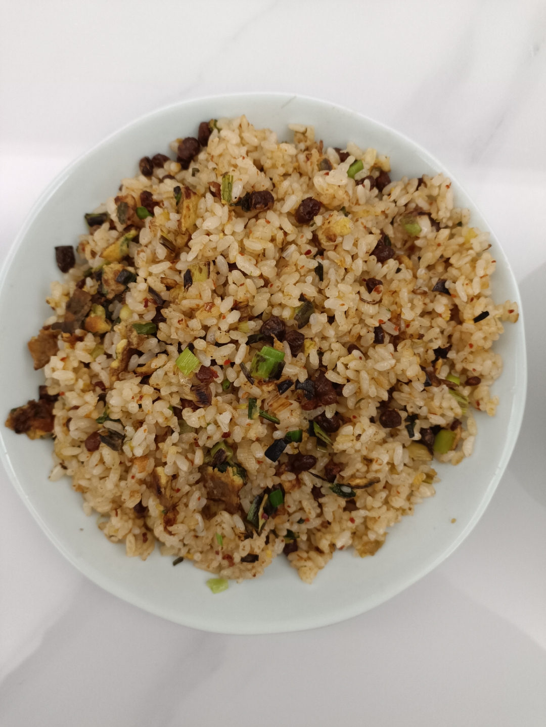 老婆煮饺子先吃了,昨天还剩有米饭,就简单做个蒜苗豆豉炒饭吧,再把没