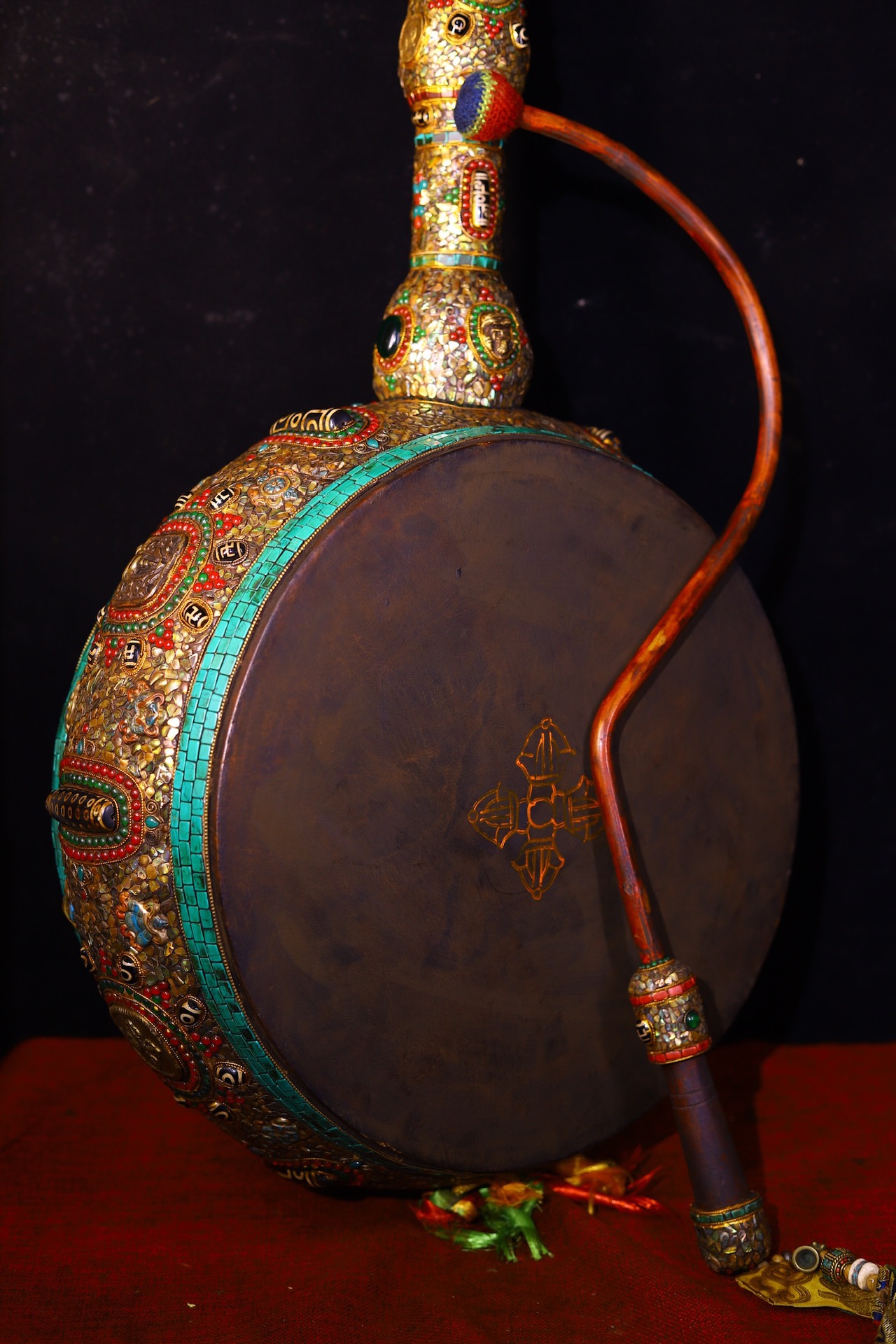 藏区回流寺院高僧纯手工制作达玛茹法鼓,高1米宽39厚16重约6600克