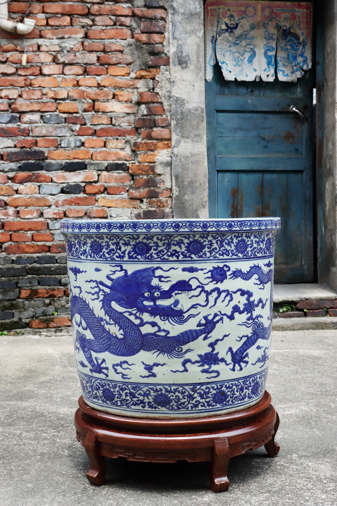 w93 ---  明嘉靖年制缠枝花卉双龙纹青花大缸.尺寸高:52