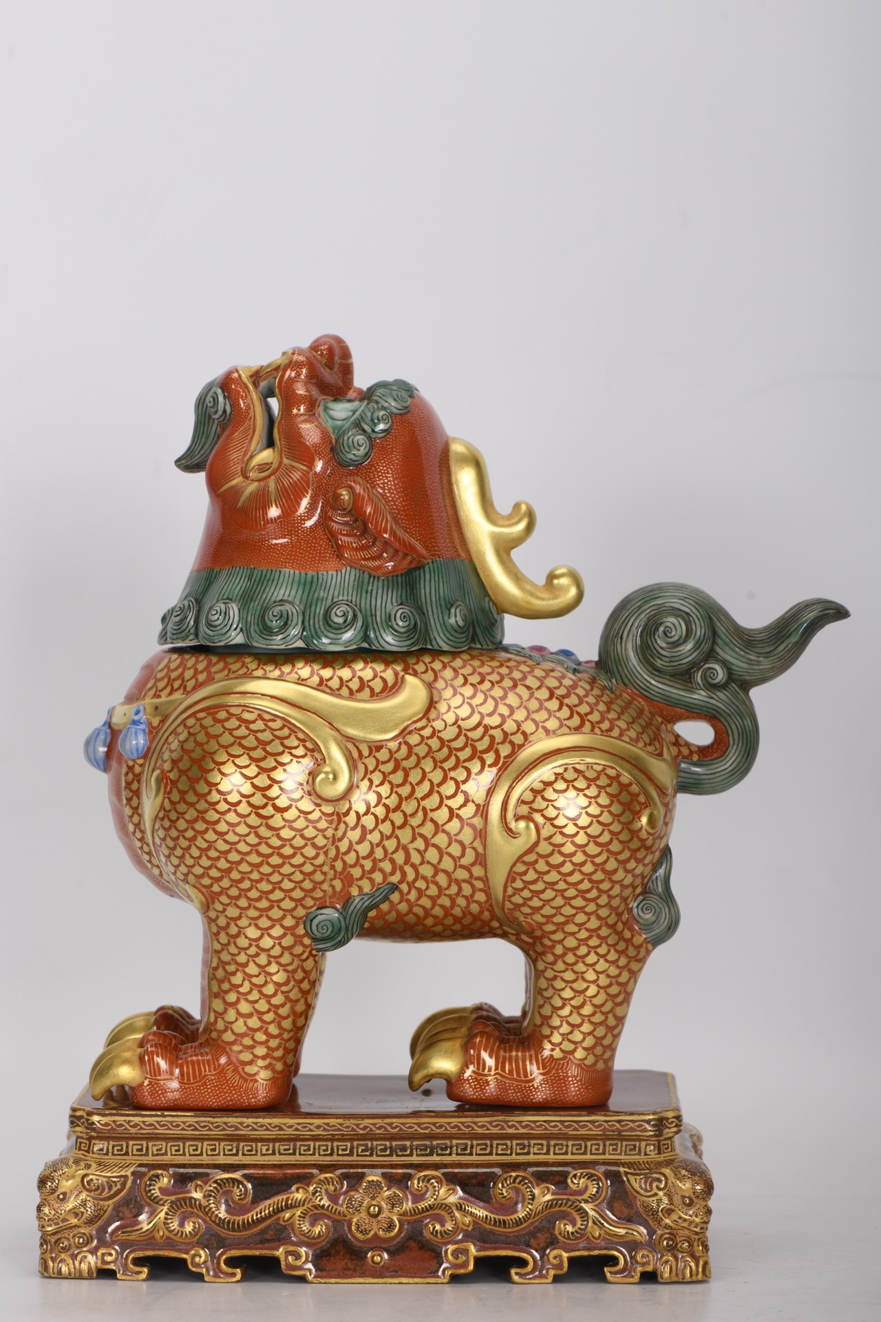 清乾隆,珐琅彩矾红描金(望天吼)独角兽三层香薰,高23厘米,口径7