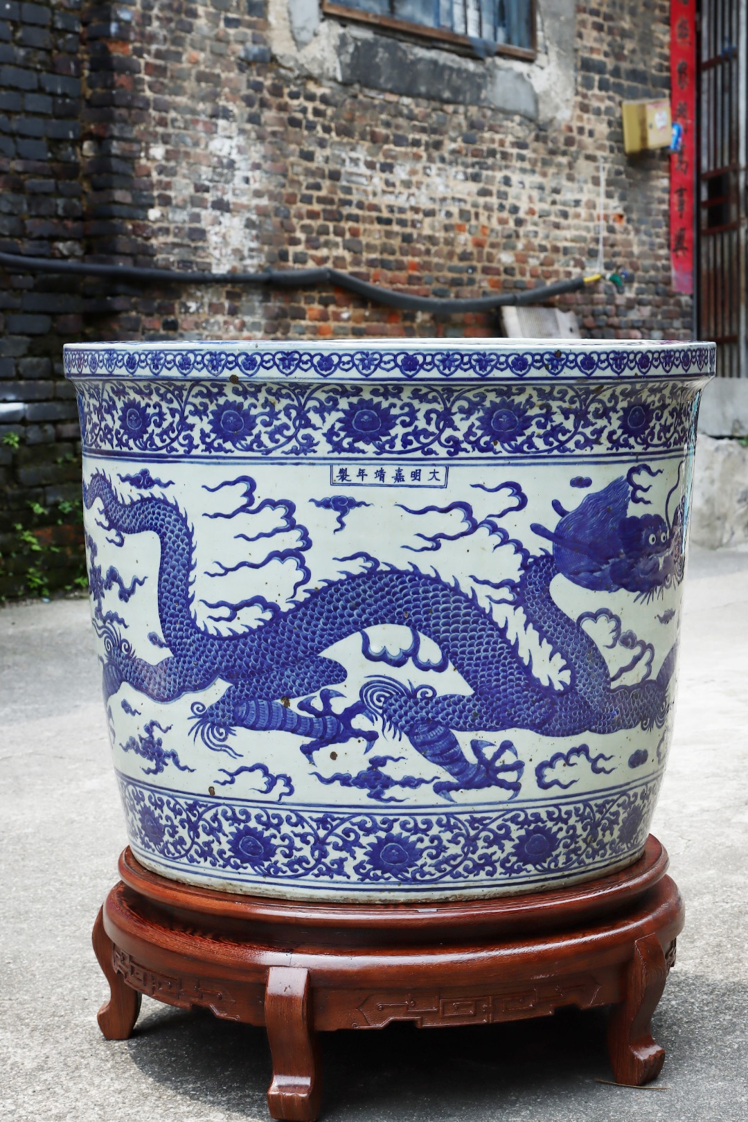 w93 ---  明嘉靖年制缠枝花卉双龙纹青花大缸.尺寸高:52