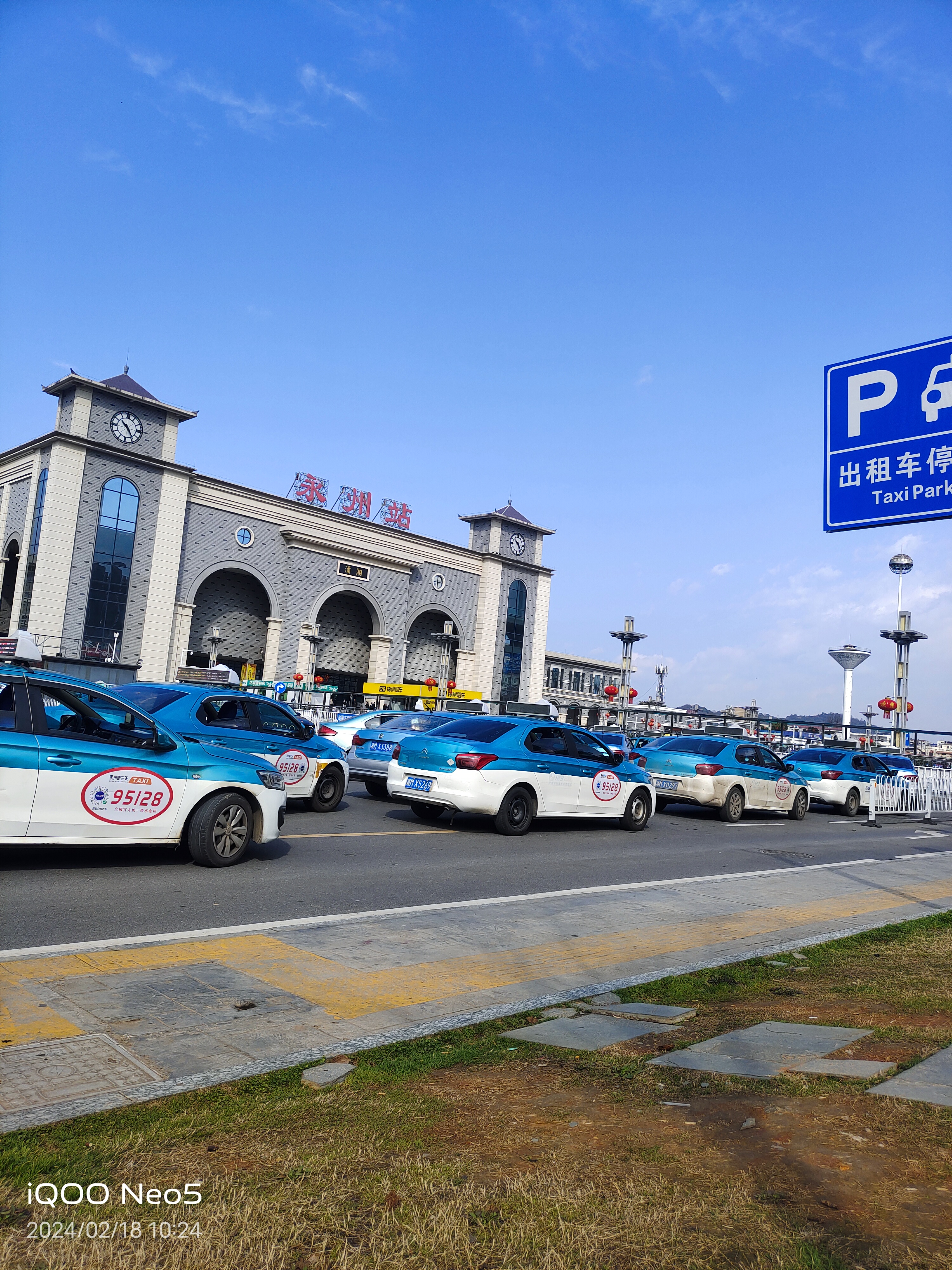 永州站旁,蓝色出租车整齐排列,静待乘客.