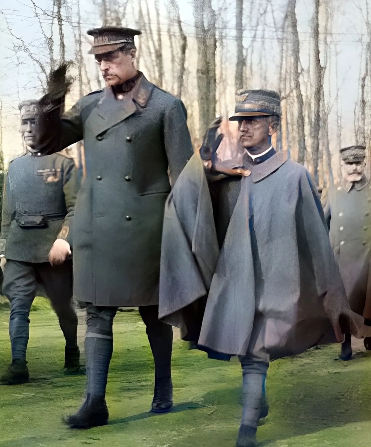 身材高大的比利时国王阿尔贝一世与身材矮小的维托里奥三世并肩走在一