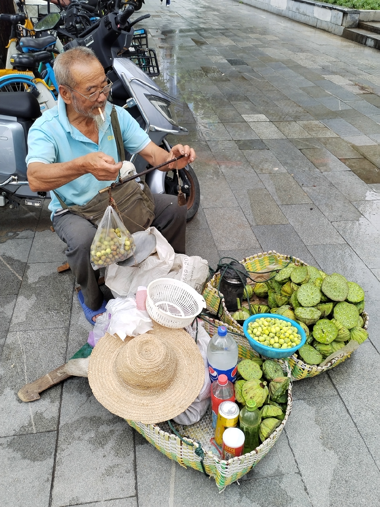 一位老者挑着一个小货担