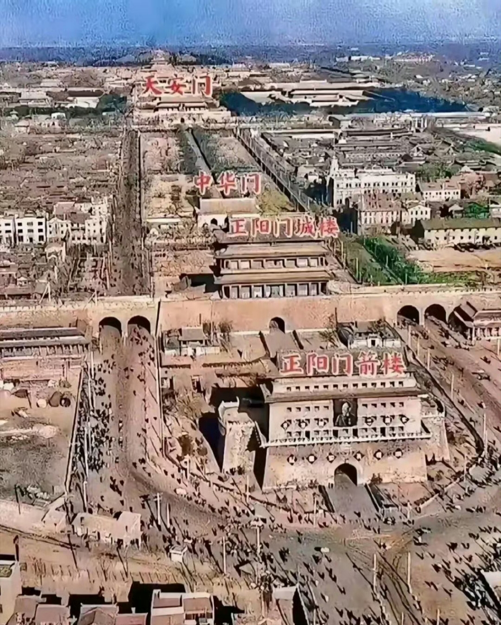 天安门广场原来的样子 照片里正阳门箭楼巍然屹立,历史的痕迹刻画在每