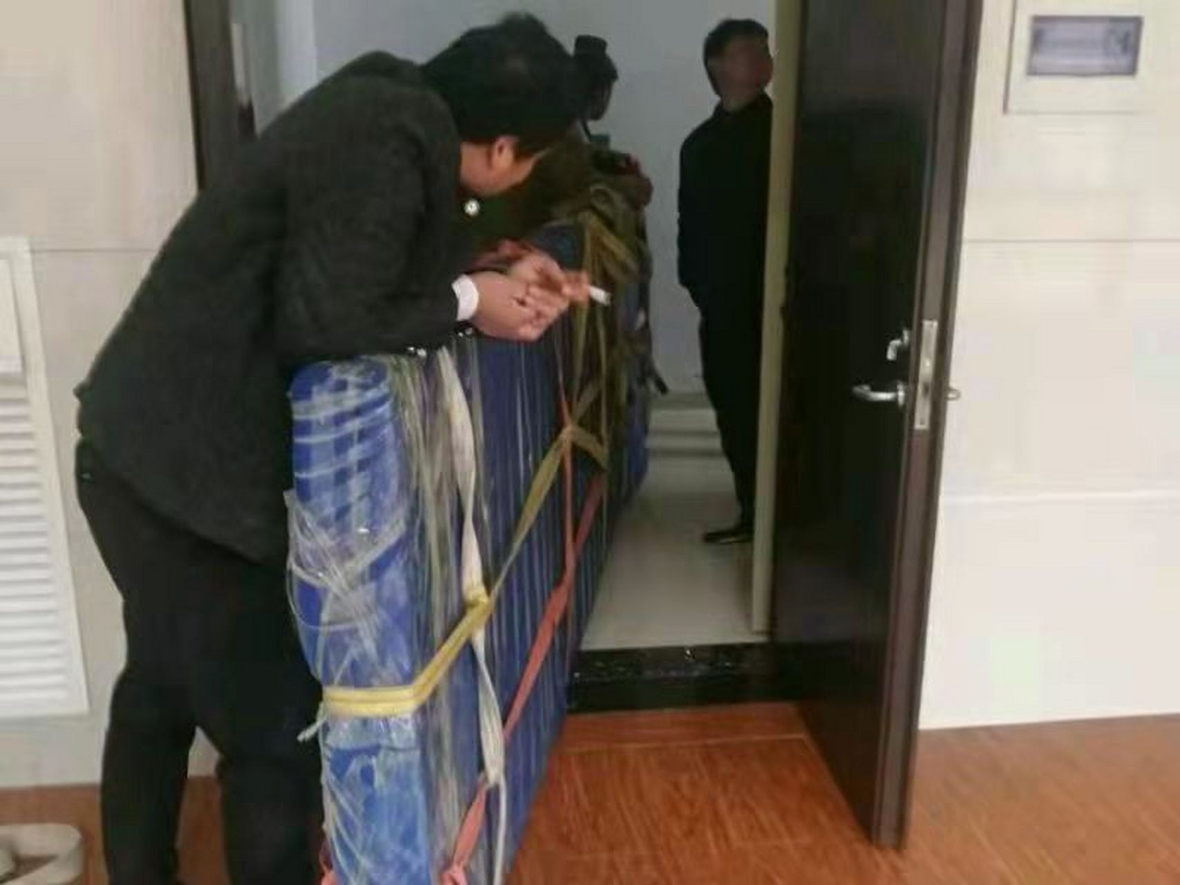 郑州茶台搬运,郑州专业搬茶台,大中小型茶台人工搬运上楼服务.