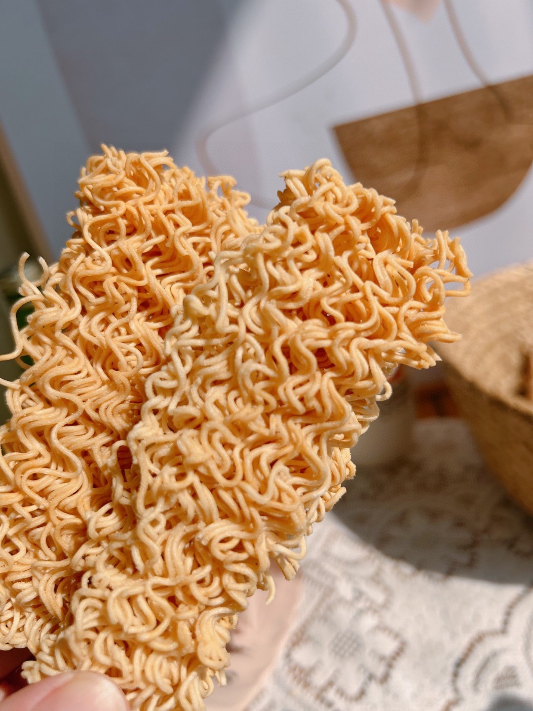 午后休闲必备小零食 香香脆脆的干脆面 裹满调料的面身 越吃越有味!