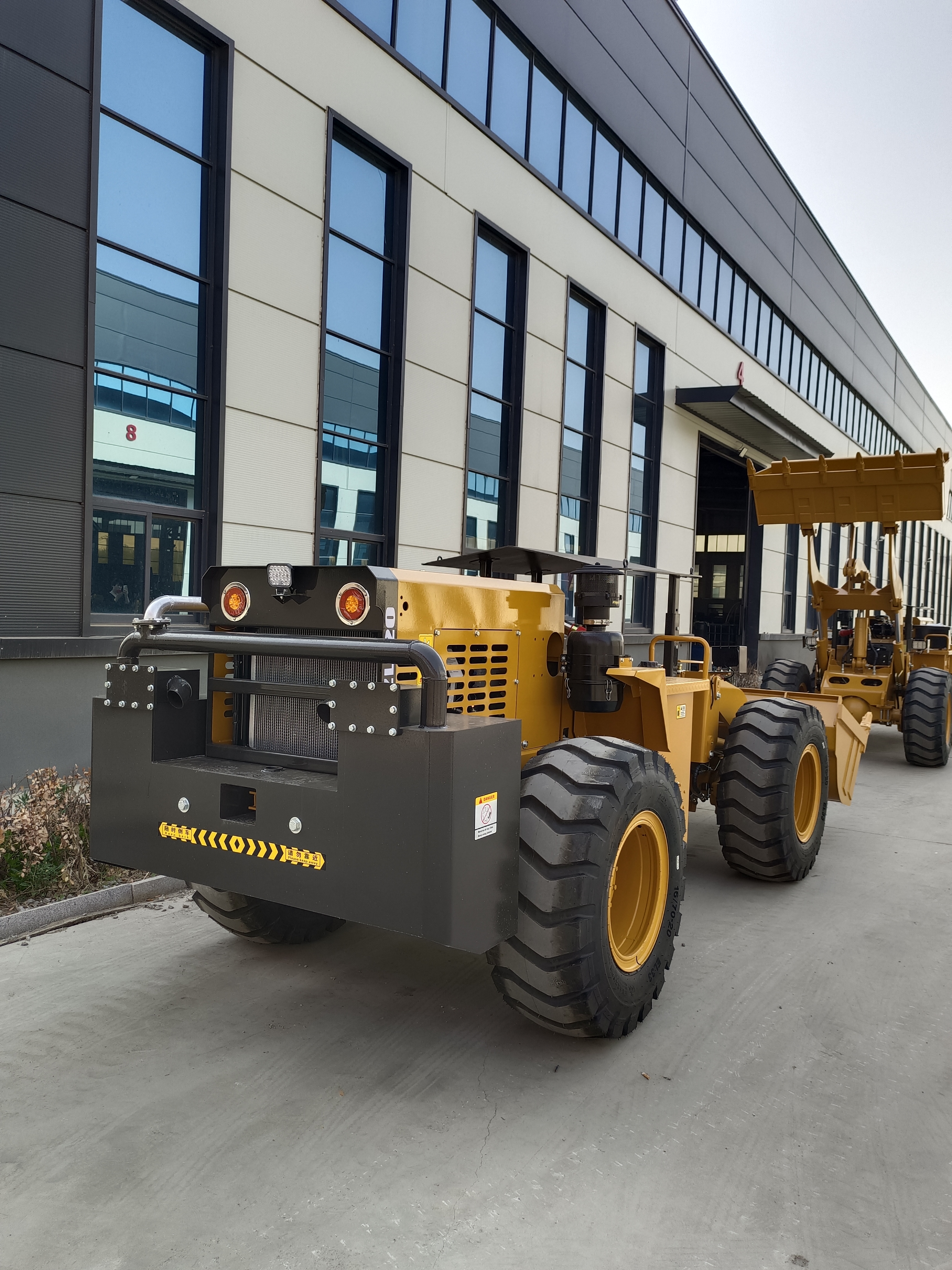 它伫立于此,与背后的建筑形成鲜明对比.