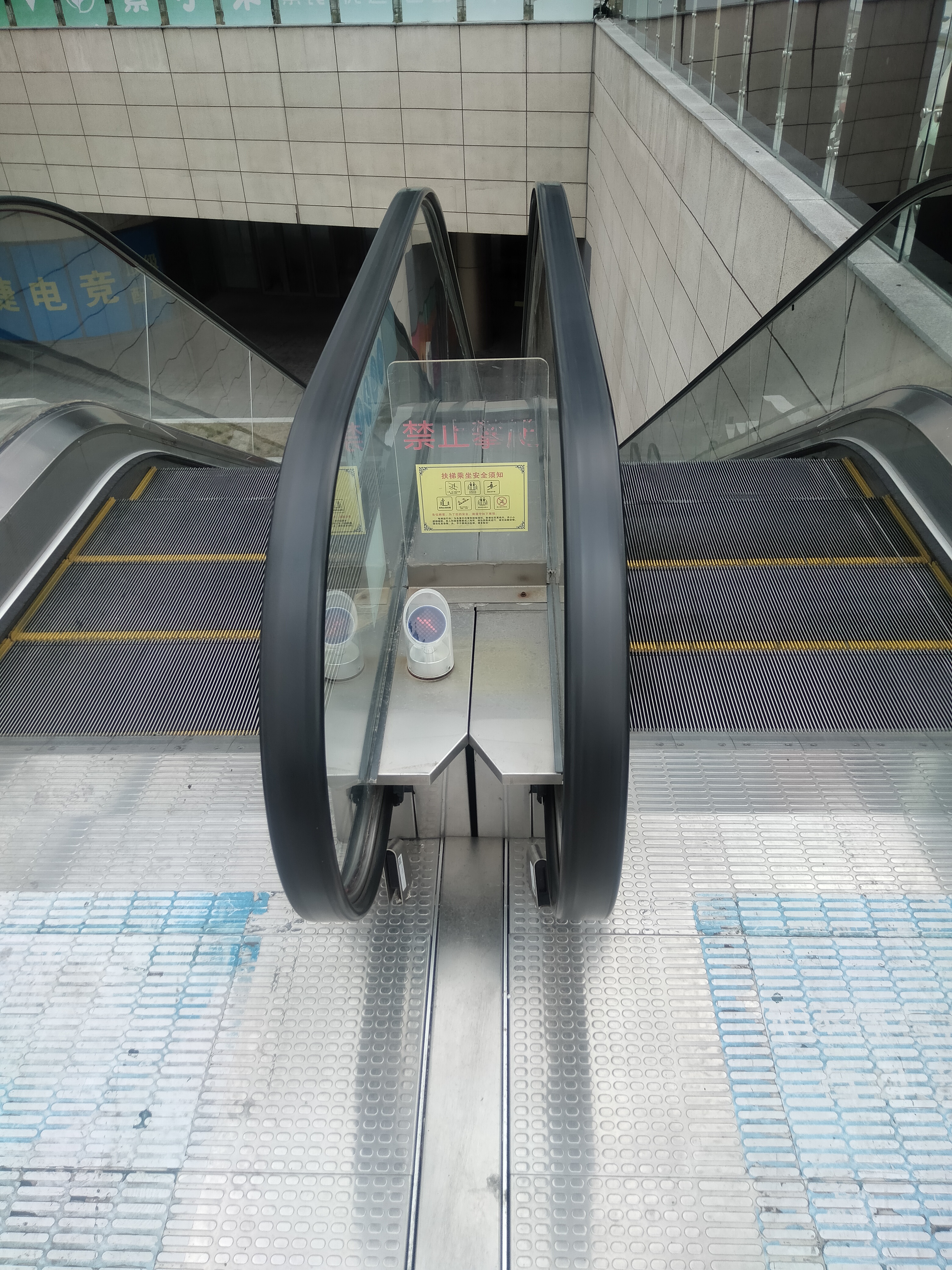 走在大街上人并不是很多 ,电梯自顾自的转着 ,这种