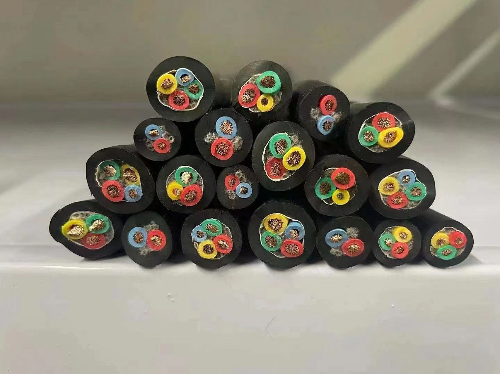 今天在家打扫卫生,拖地的时候发现橡套电缆被拖把拖得摩擦很厉害,但是