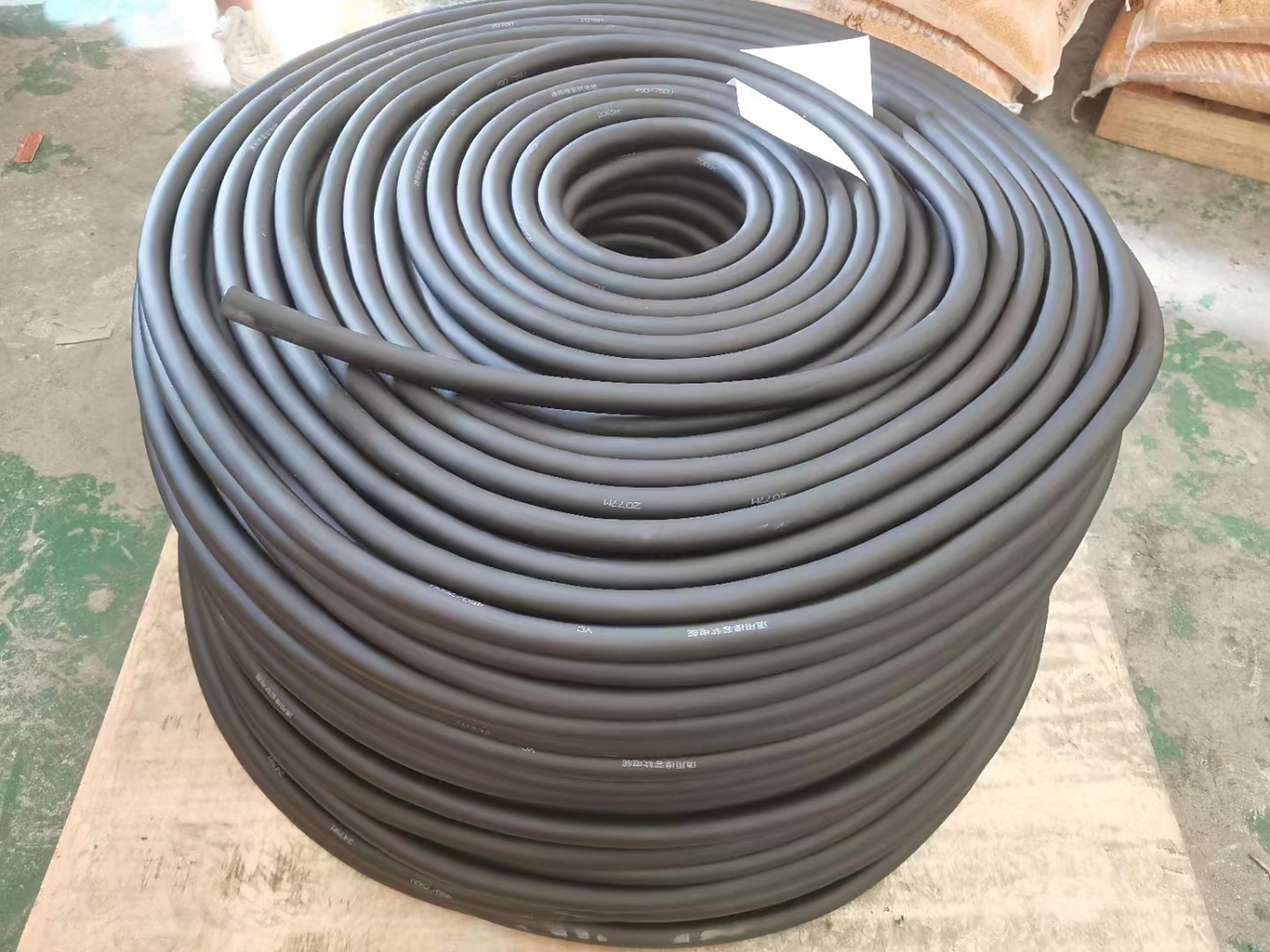 今天在家打扫卫生,拖地的时候发现橡套电缆被拖把拖得摩擦很厉害,但是