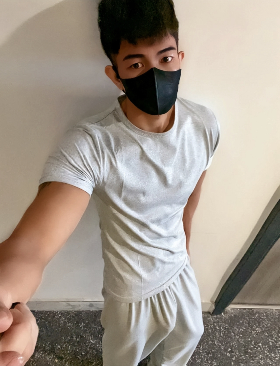 一身灰#彩虹# #黑皮体育生# #灰裤子# #健身随手拍