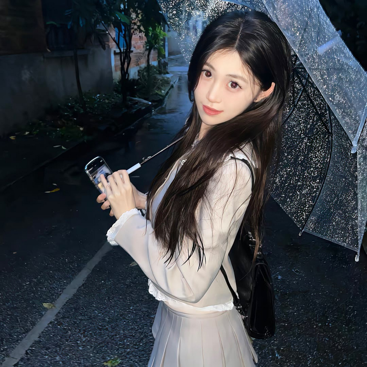 头像/女生 你古灵精怪 明亮勇敢 你走的路应该平坦 宽阔 你不应该流