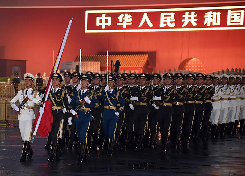 《沁园春·仪仗精兵》  飒爽英姿,壮志凌云,气宇轩昂.