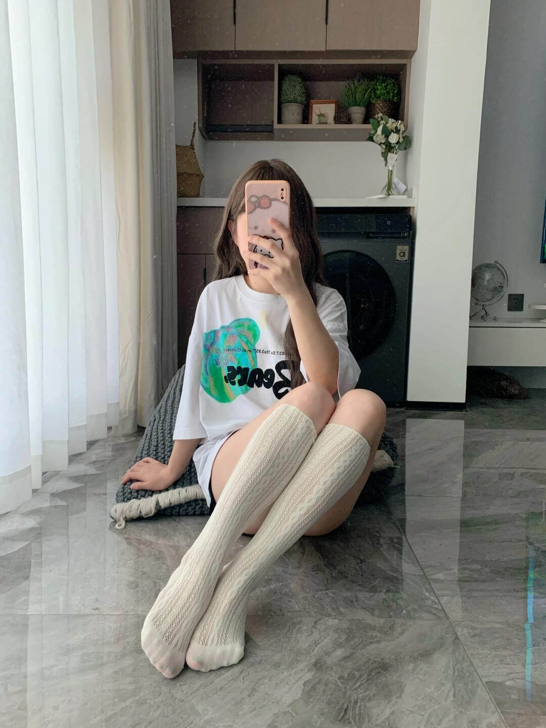 白色长筒袜与拖鞋的搭配,简约而不失时尚感,恰似悠然自得的随性风