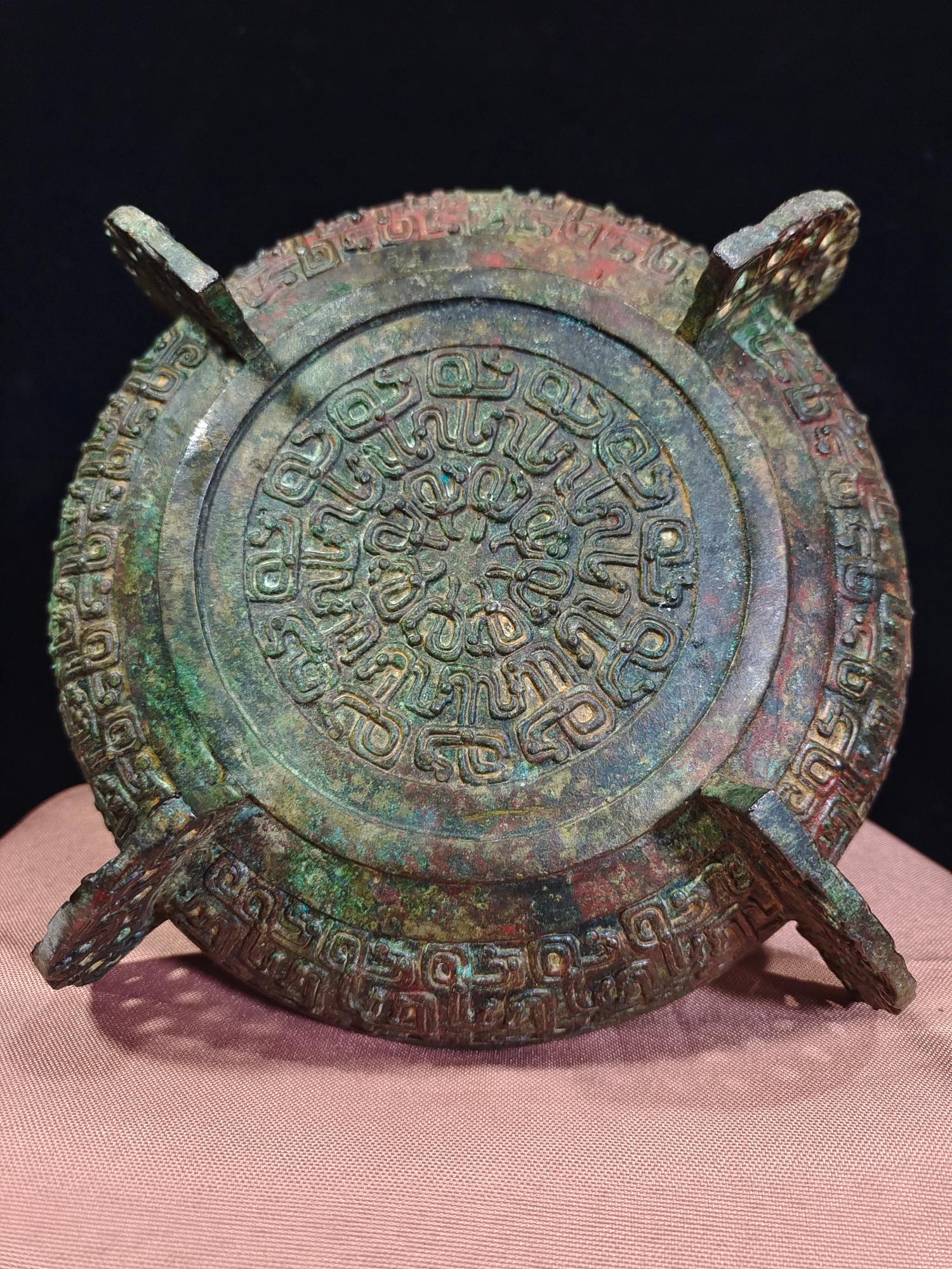 青铜器收藏# 青铜器皿 《蟠虺纹豆》礼器·盛食器·主体蟠虺纹饰现侣