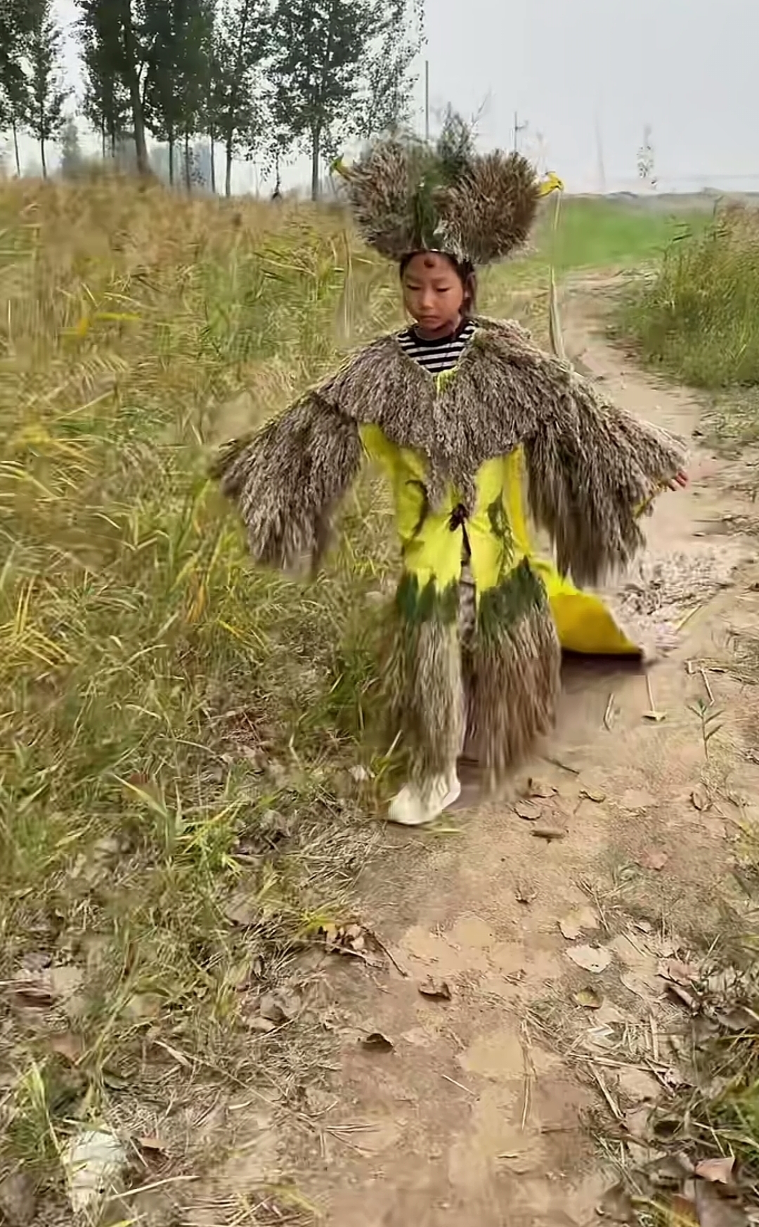 人叫什么90年代披床单的小女孩的在农村走猫步图片关于野人小孩的视频