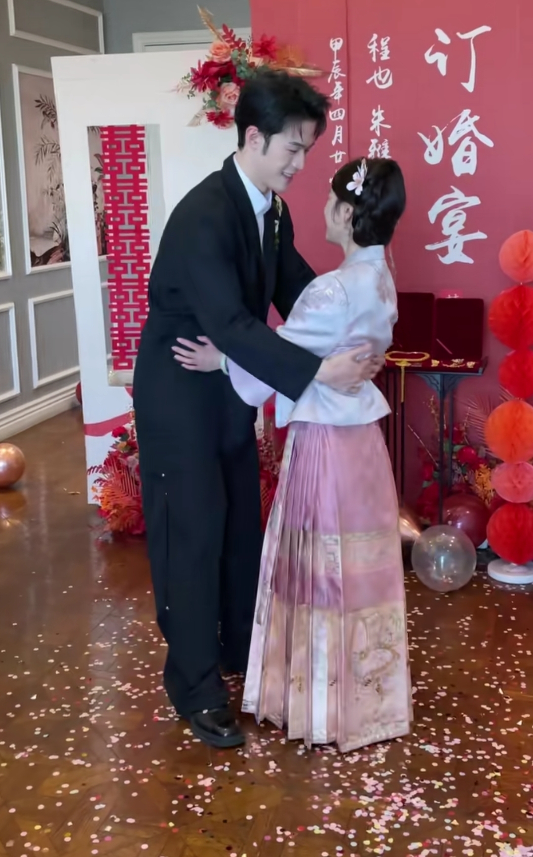 真是人逢喜事精神爽啊,新郎看上去瘦