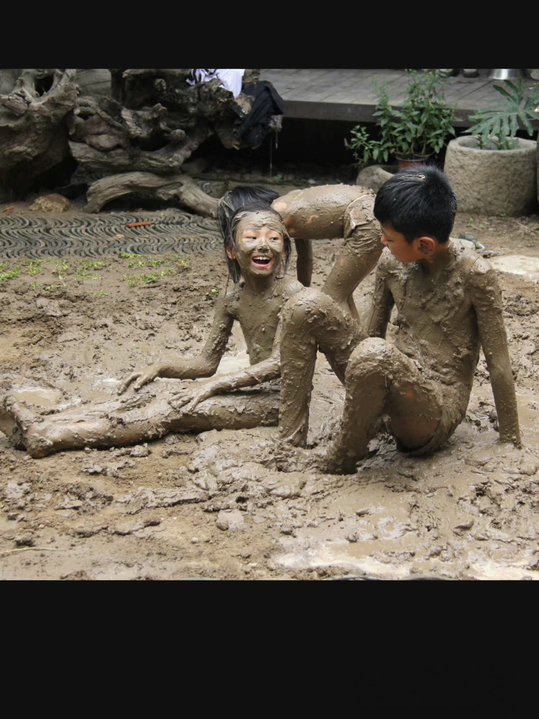 瞧这两个小淘气,满地打滚,泥巴成了他们最好的玩伴!