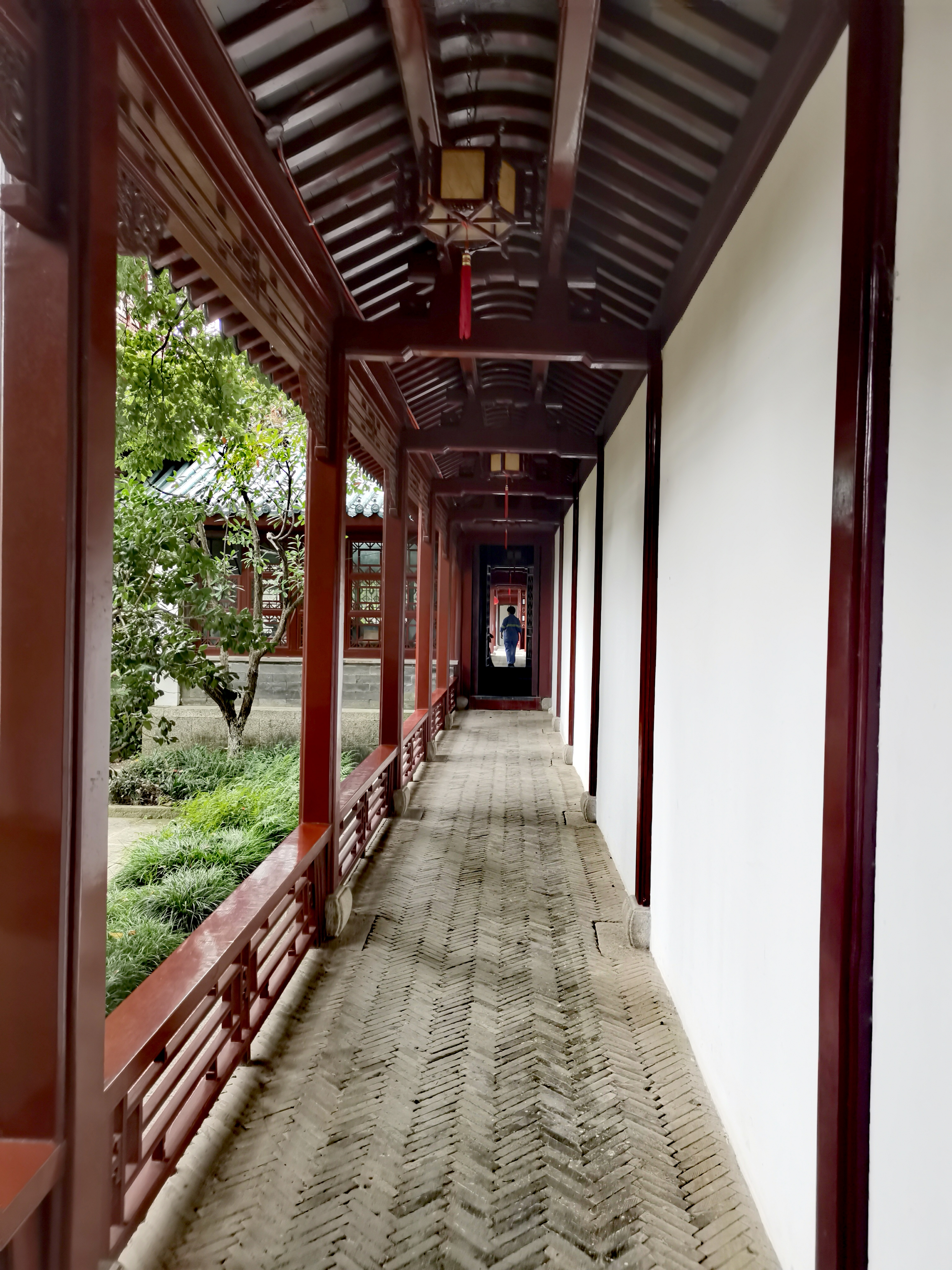 回廊曲径通幽地, 水榭莲池映碧天