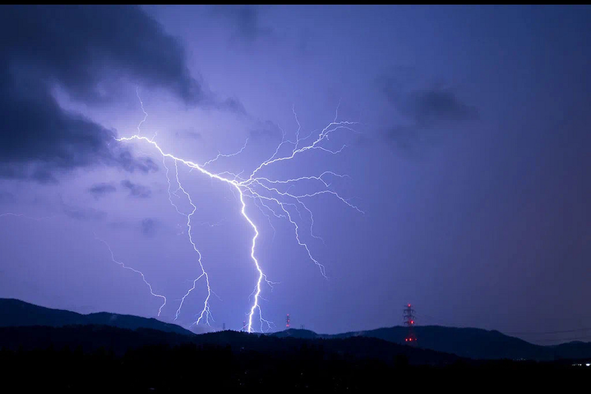 春雷  春雷在日语中又叫"虫出しの雷",意思就是雷声会唤醒冬季藏起来