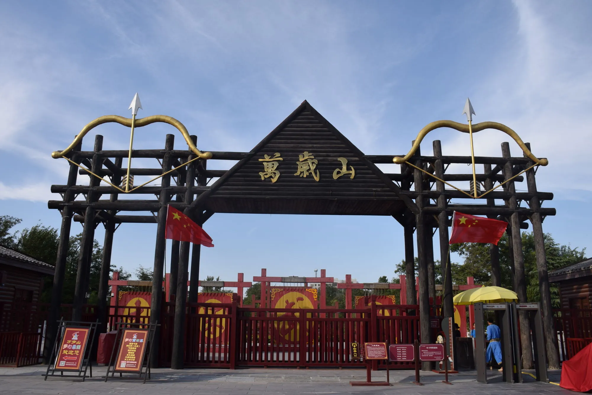 游玩时间三天两夜,请提前预订住宿和门票,尤其是开封府,大相国寺,鼓楼