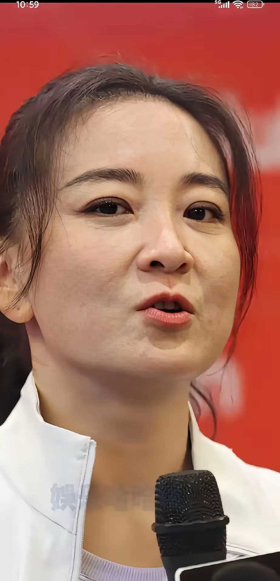 贾玲近照超惊艳 最近贾玲出席活动的近照火了,照片里的她穿着运动套装