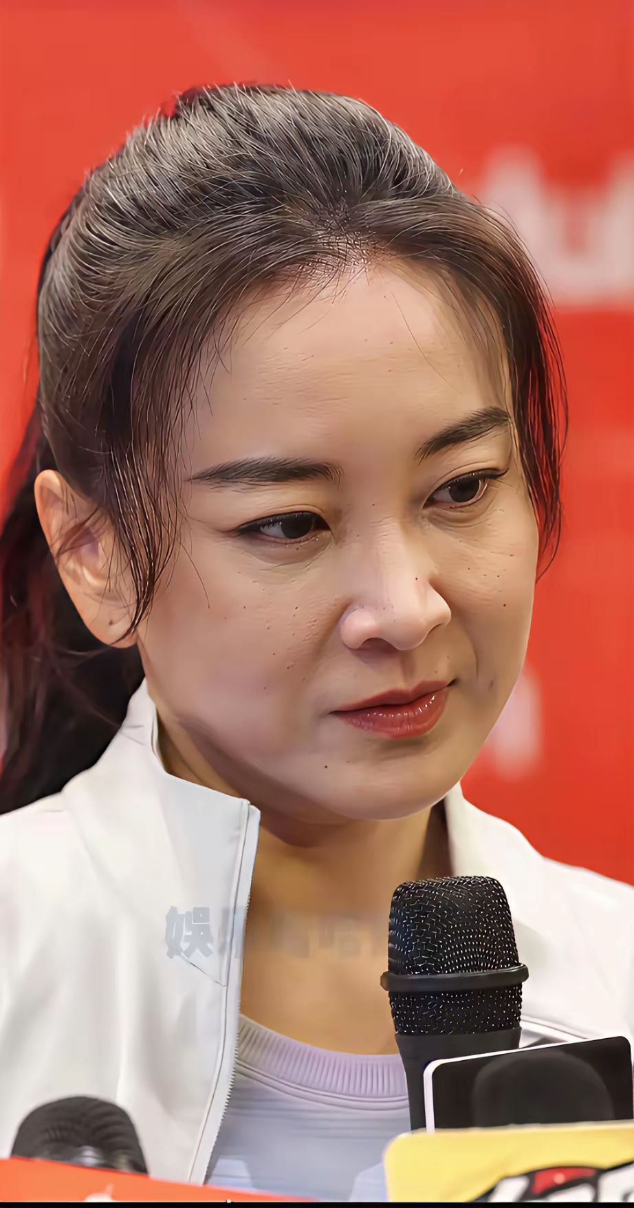 贾玲近照超惊艳 最近贾玲出席活动的近照火了,照片里的她穿着运动套装