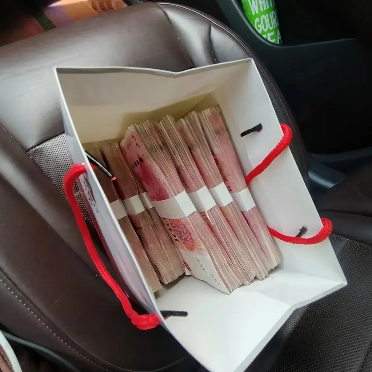 打开它,一叠叠人民币跃然眼前,是不是有种发现宝藏的惊喜感?