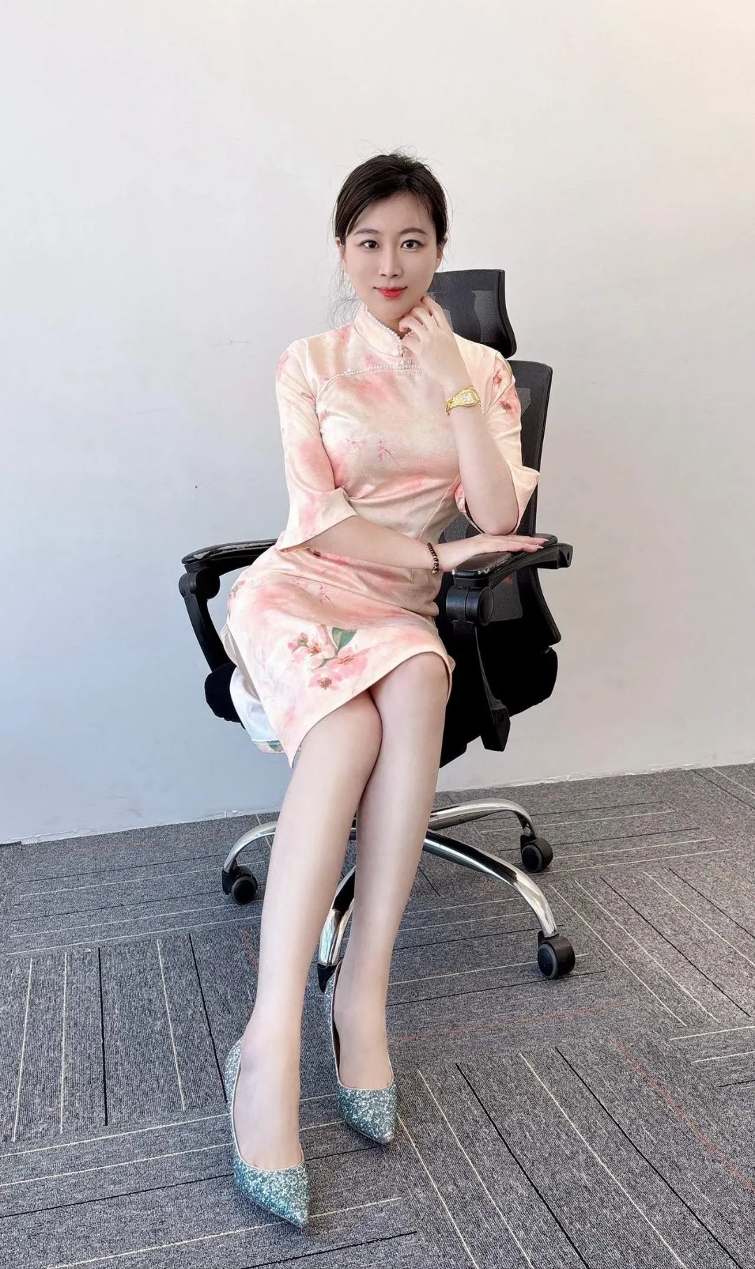 旗袍与办公椅,传统与现代的完美融合