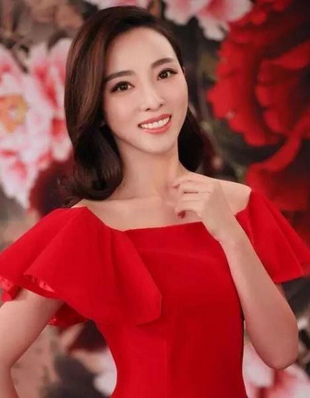 央视当红女一号主持人李思思个人生活 2014年,李思思产下大儿子"元宝"