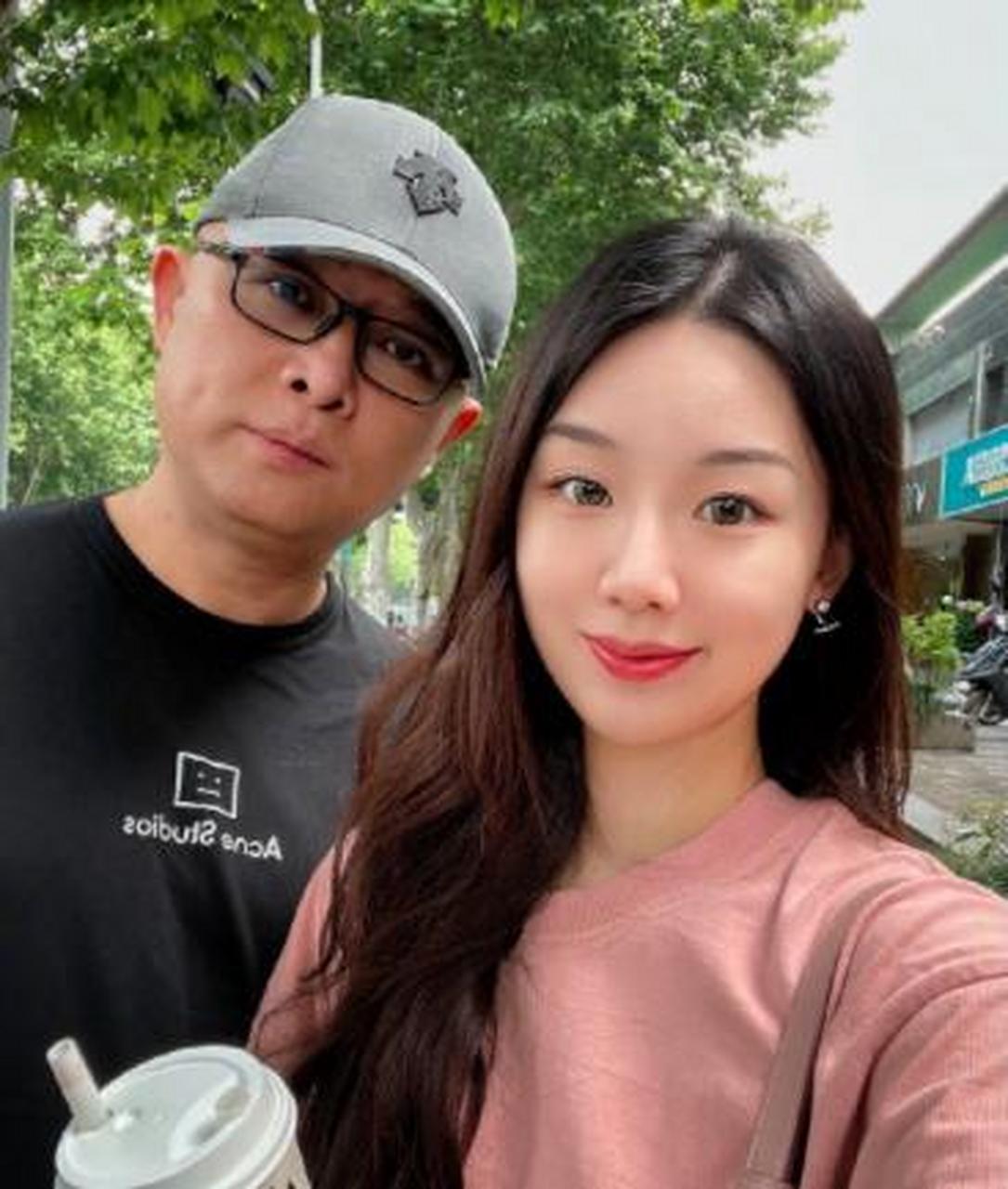 孟非的妻子是孟非的中学同学,两人于1993年结婚,[21]1997年孟非的女儿