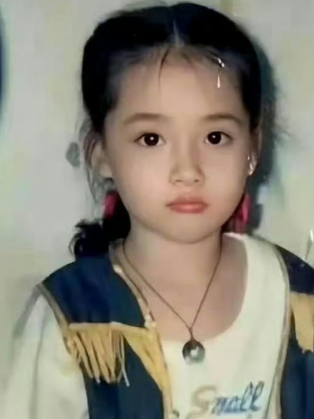 郭碧婷女儿向芷正面照曝光,长得好漂亮啊,和妈妈小时候好像