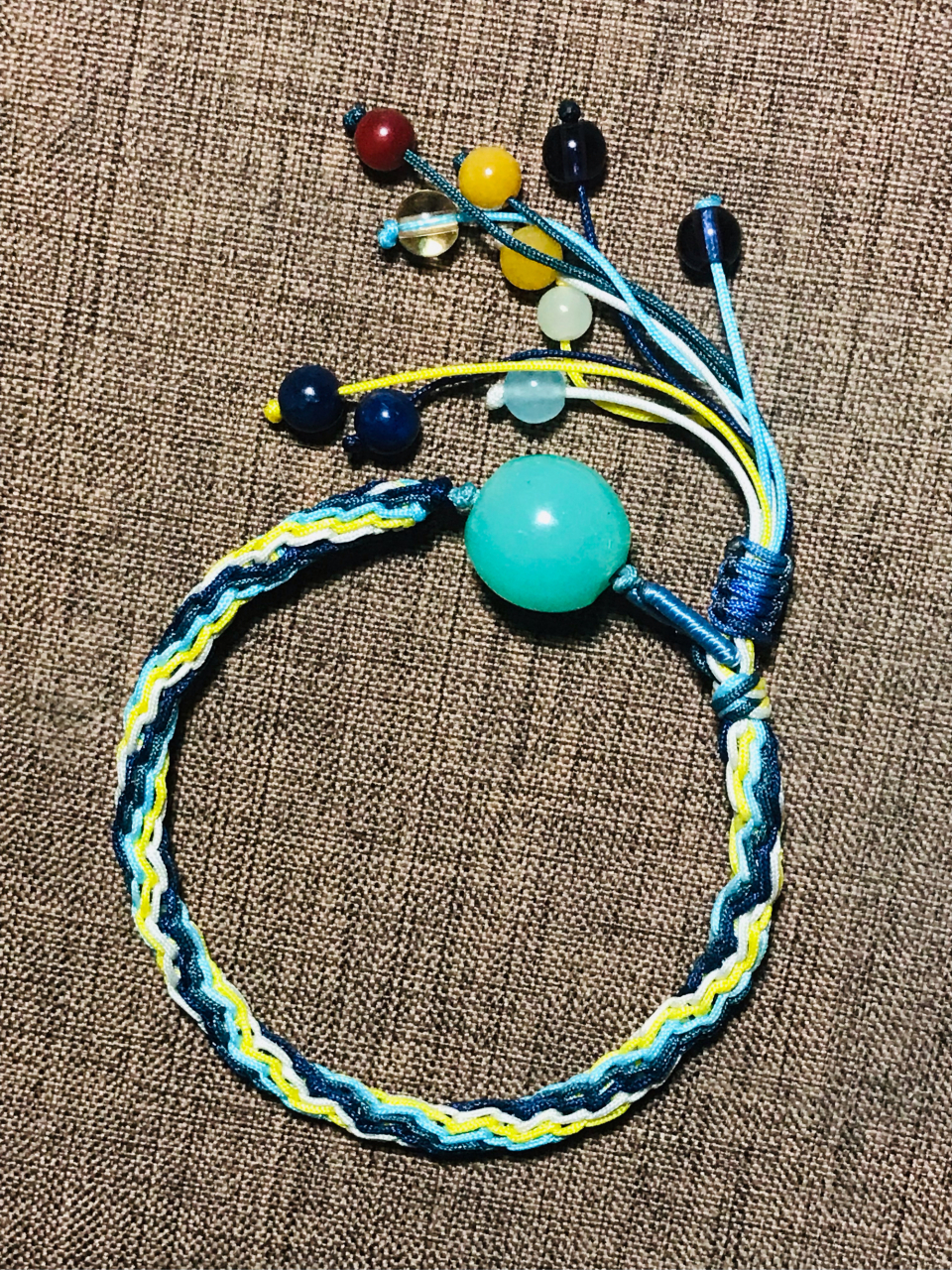 最近大火的轮回手绳,其实编起来很简单,重点就是配色要好看,用了一颗