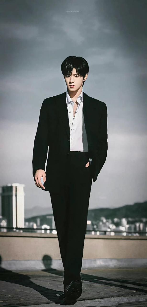 刘耀文宽肩窄腰大长腿!穿西装太帅了吧啊啊啊!期待今晚无限超越班!