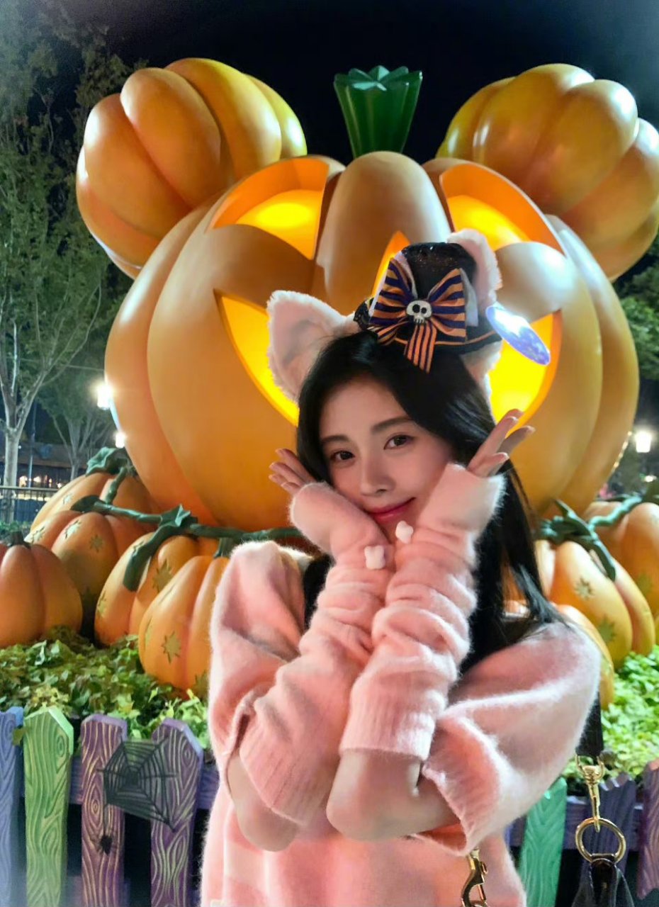 迪斯尼 拍照look  909692919994 676767#日常穿搭