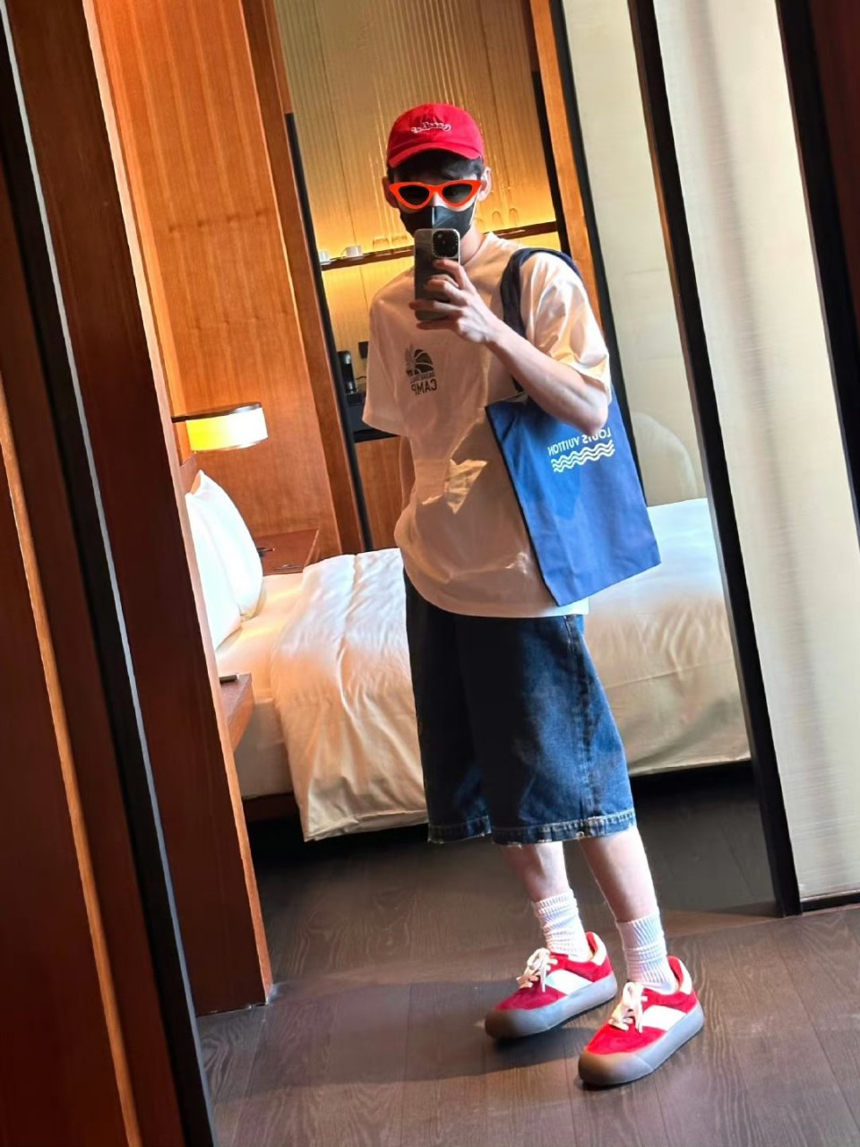 白敬亭六一对镜自拍,六一快乐!