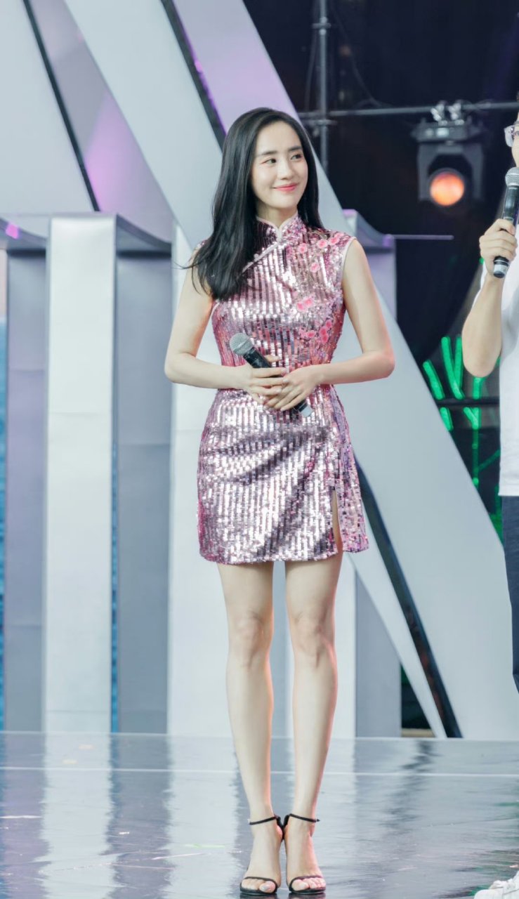 王智 黑色一字带高跟鞋大长腿#日常穿搭# #元气出街奥利给