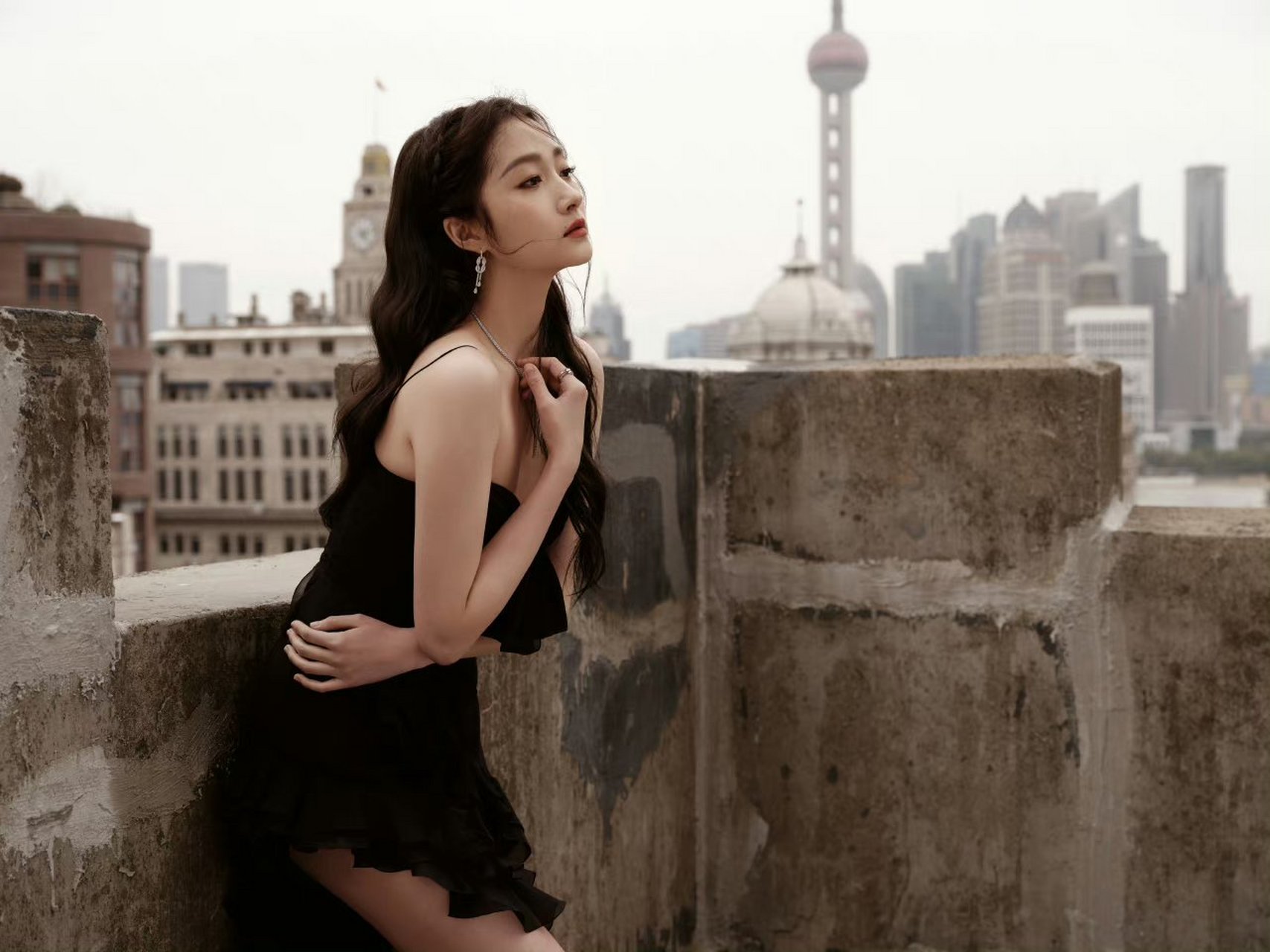 关晓彤微博之夜内场造型,薄纱开衩黑裙好辣!彤姐太适合这种风格了!