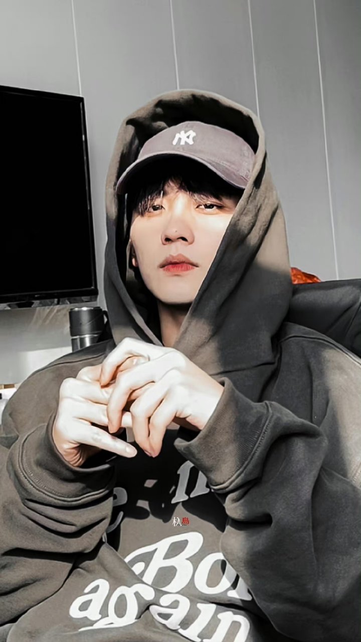 最近着迷陈鑫海,再推荐一下帅哥的剧《最食人间烟火色》!