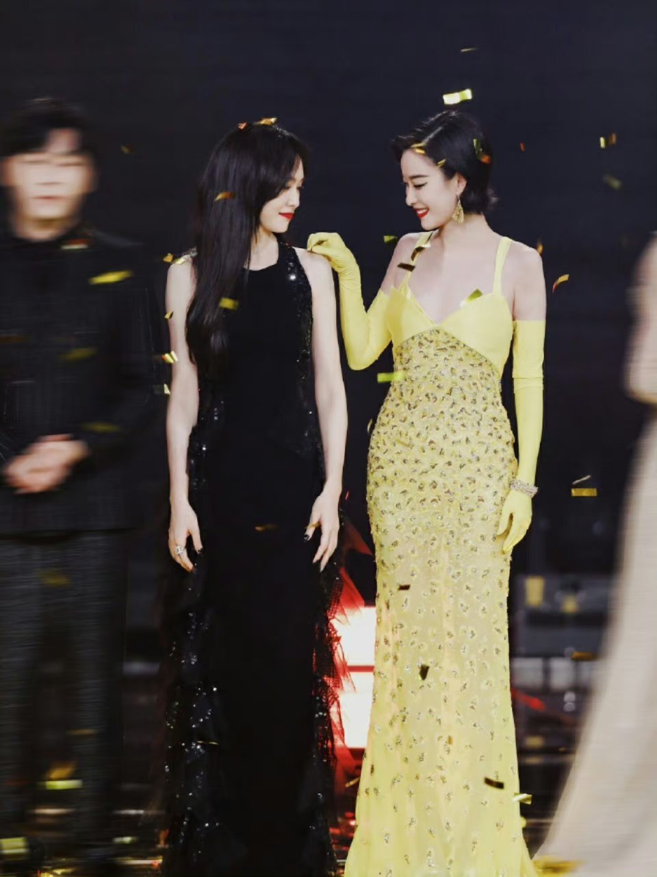 倪妮帮唐嫣拿掉肩膀上的彩带,神级氛围感9615 67#日常穿搭