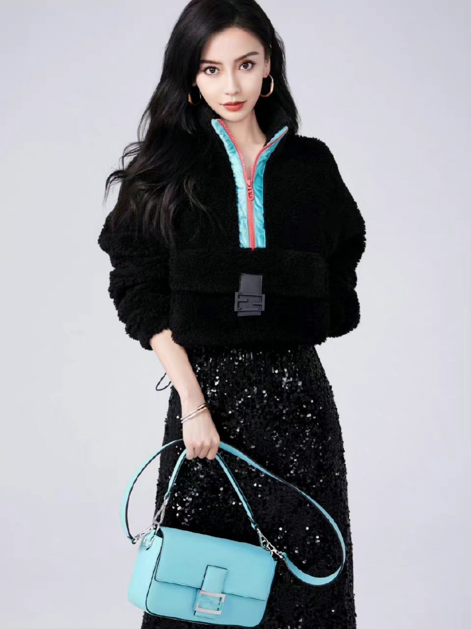 不得不说这样的衣服还真的得这么漂亮又身材好的人穿才能这样好看吧!