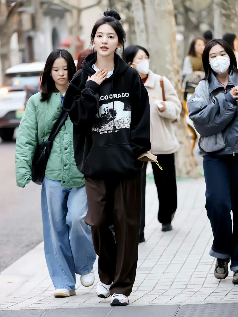 章若楠  上海街拍图   91   很休闲的穿搭 很随意的丸子头  但一