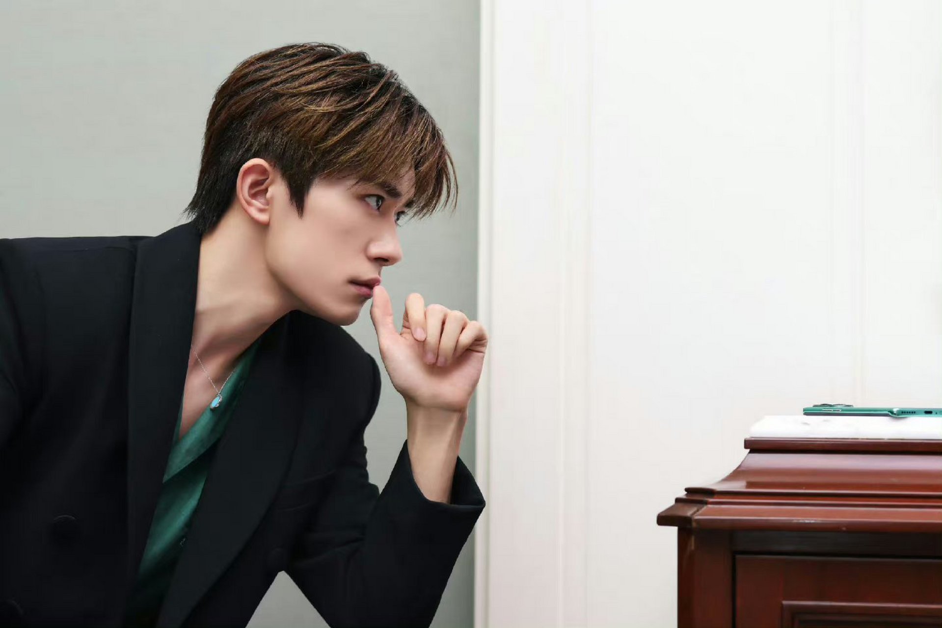 易烊千玺和黑西装适配度满分99 身穿黑西装 绿衬衫造型,矜贵又绅士