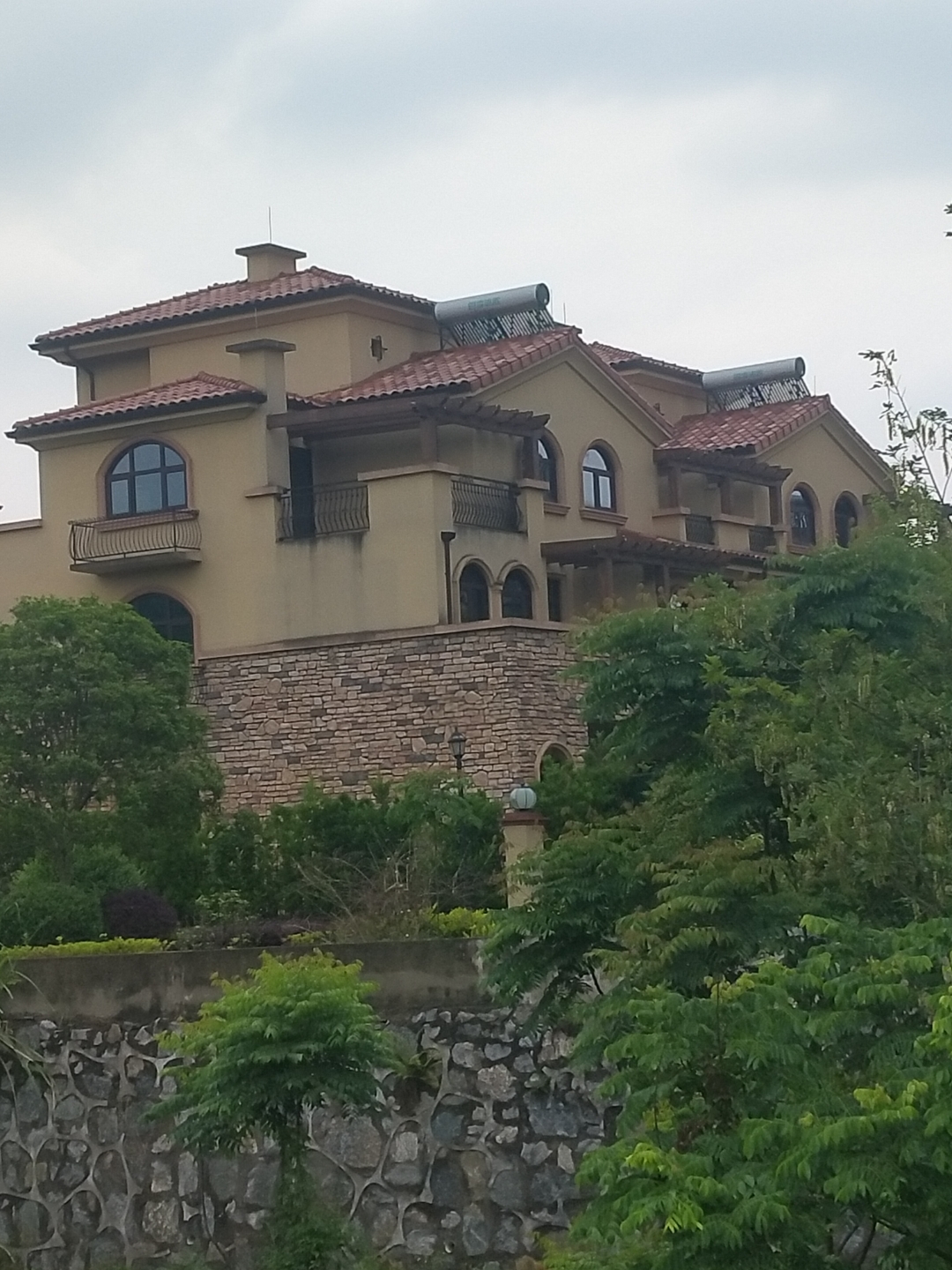 此刻,无人的别墅更显静谧,让人心驰神往.生活,便是这