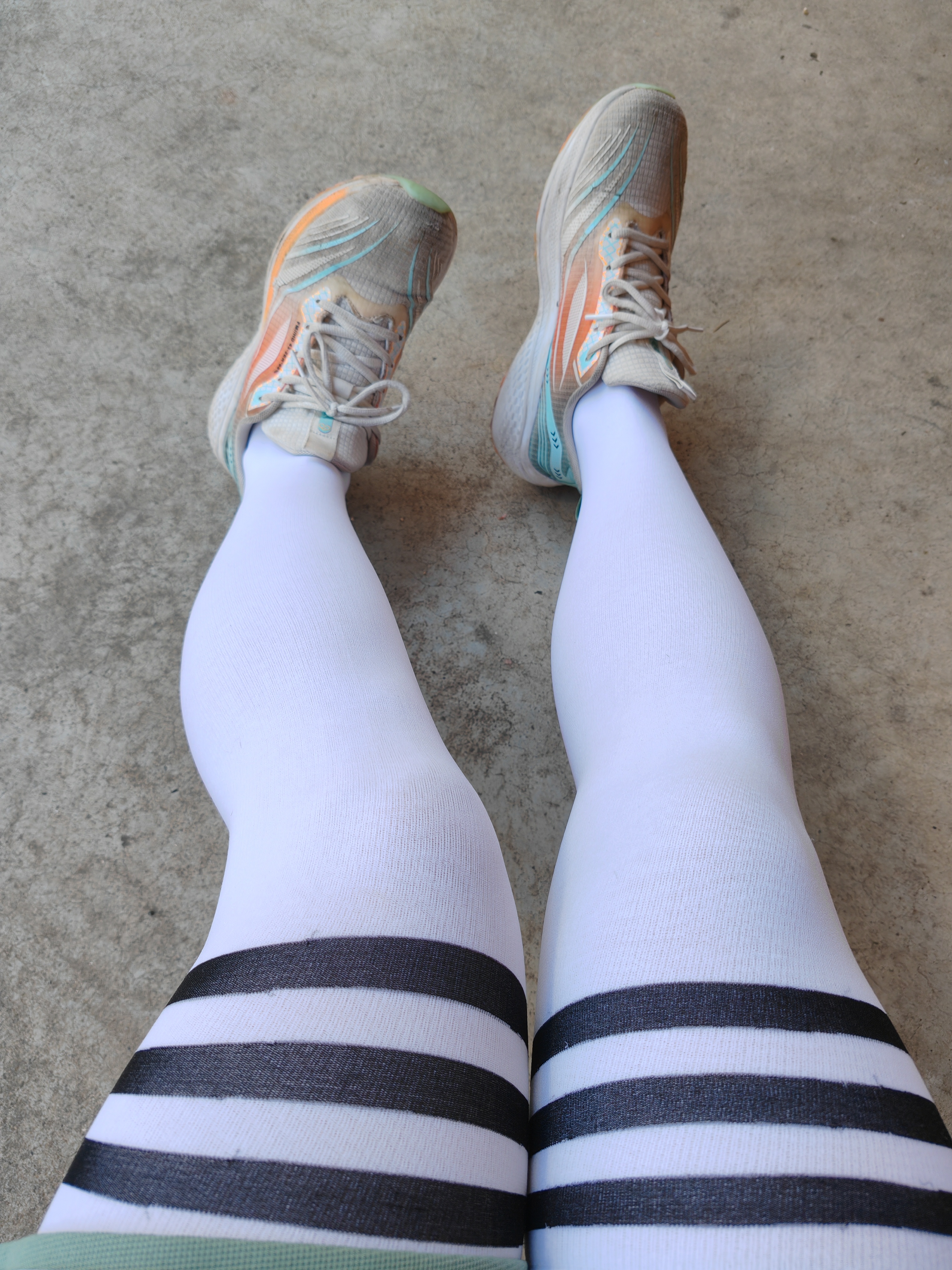 三条杠的过膝袜真的挺不错的